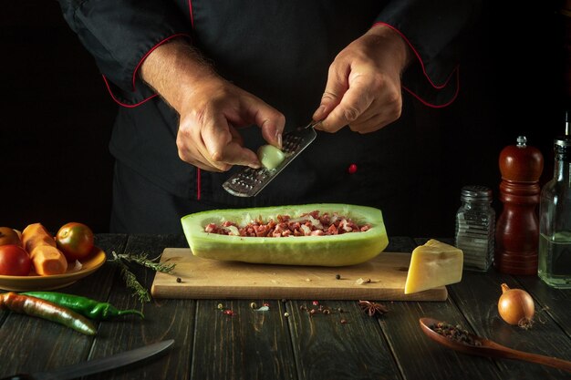 Kucharz przygotowujący danie